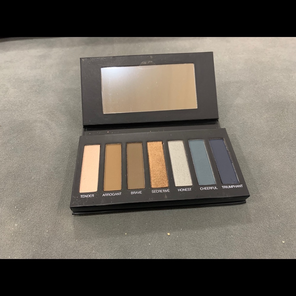 Younique shadow pallet